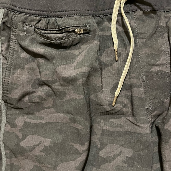 Vuori Men Gray Camo Print Stockton Compression Layered Shorts 6” V346 Large - Picture 2 of 10